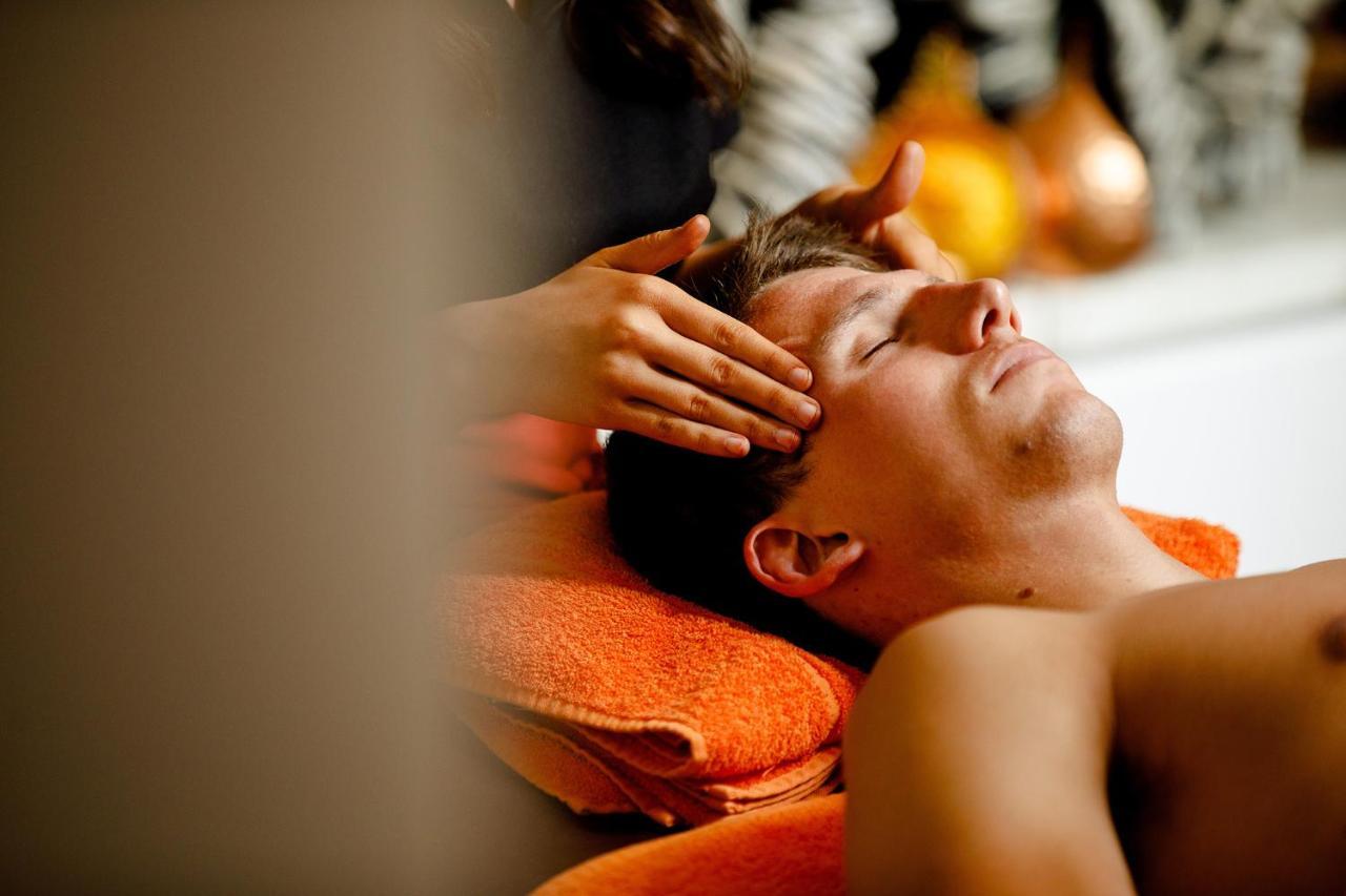 Lanelay Hall Hotel & Spa Hensol Exterior foto A man receiving a head massage