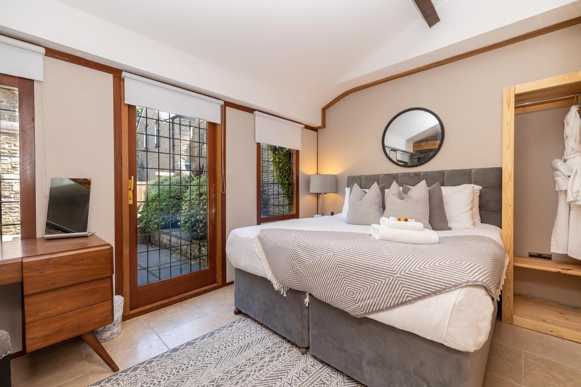 Lanelay Hall Hotel & Spa Hensol Zimmer foto A bedroom at the hotel